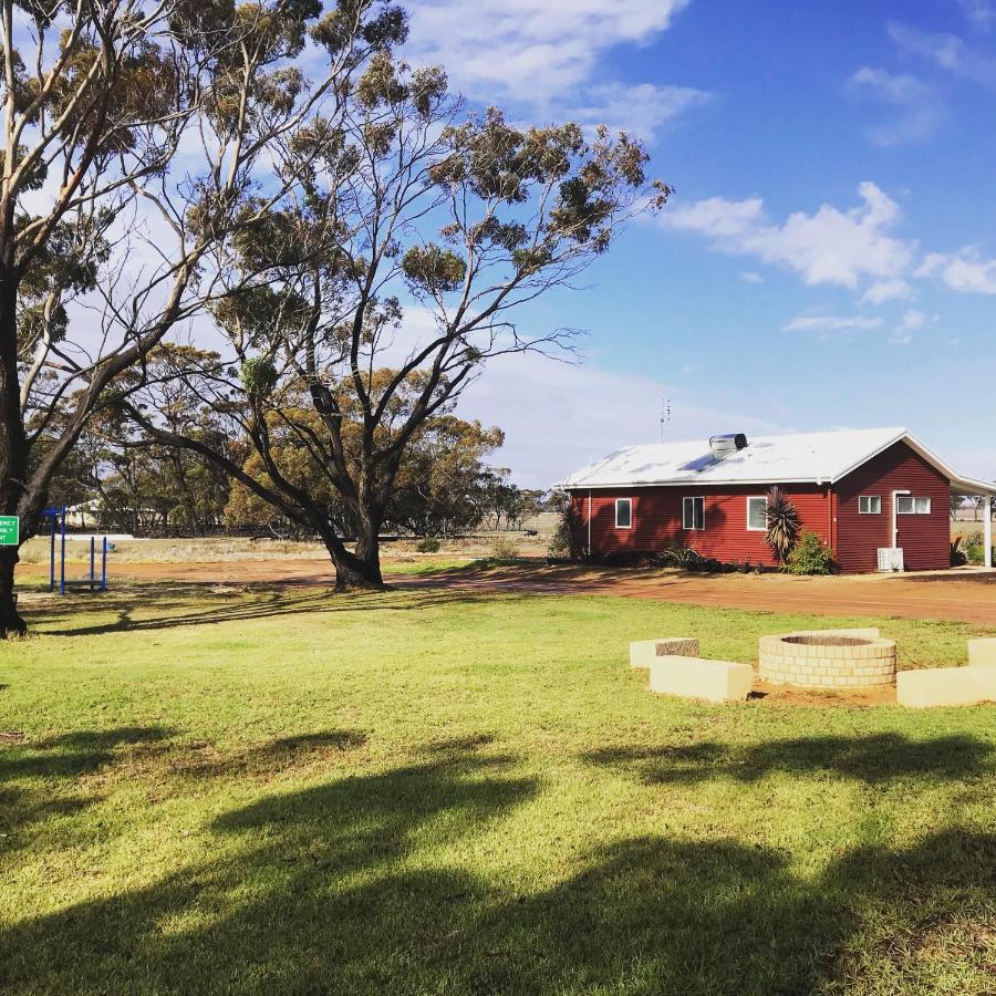 Mary'S Farm Cottages Kukerin Exterior photo